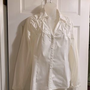 Worthington White top with puckers.  Stretchy. Very good condition